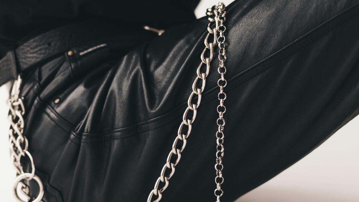 Famosas como Zendaya, saben que los pantalones culotte lucen mejor si son de cuero.