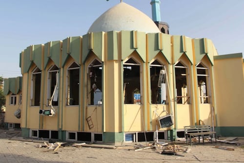 Atentado com homem-bomba mata dezenas de pessoas em mesquita afegã