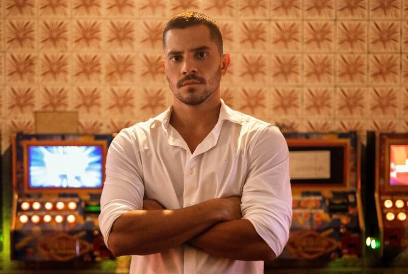 "A primeira foto oficial de André Lamoglia como Profeta", escreveu na Netflix no Instagram sobre o protagonista da série Os Donos do Jogo