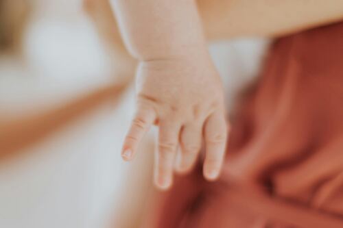 Esposa ‘explode’ após cuidar do filho doente e ter tarefa repassada pelo marido: “Me acordou a noite inteira”