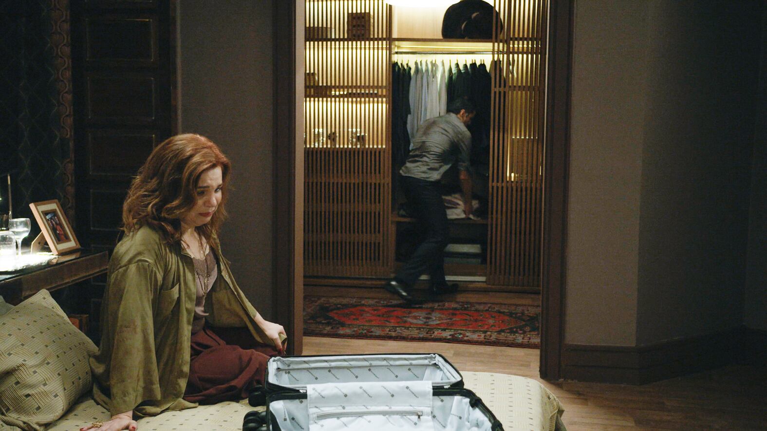 Remake de Elas por Elas: Isabel Teixeira (Helena) e Mateus Solano (Jonas) gravam cena dentro do apartamento