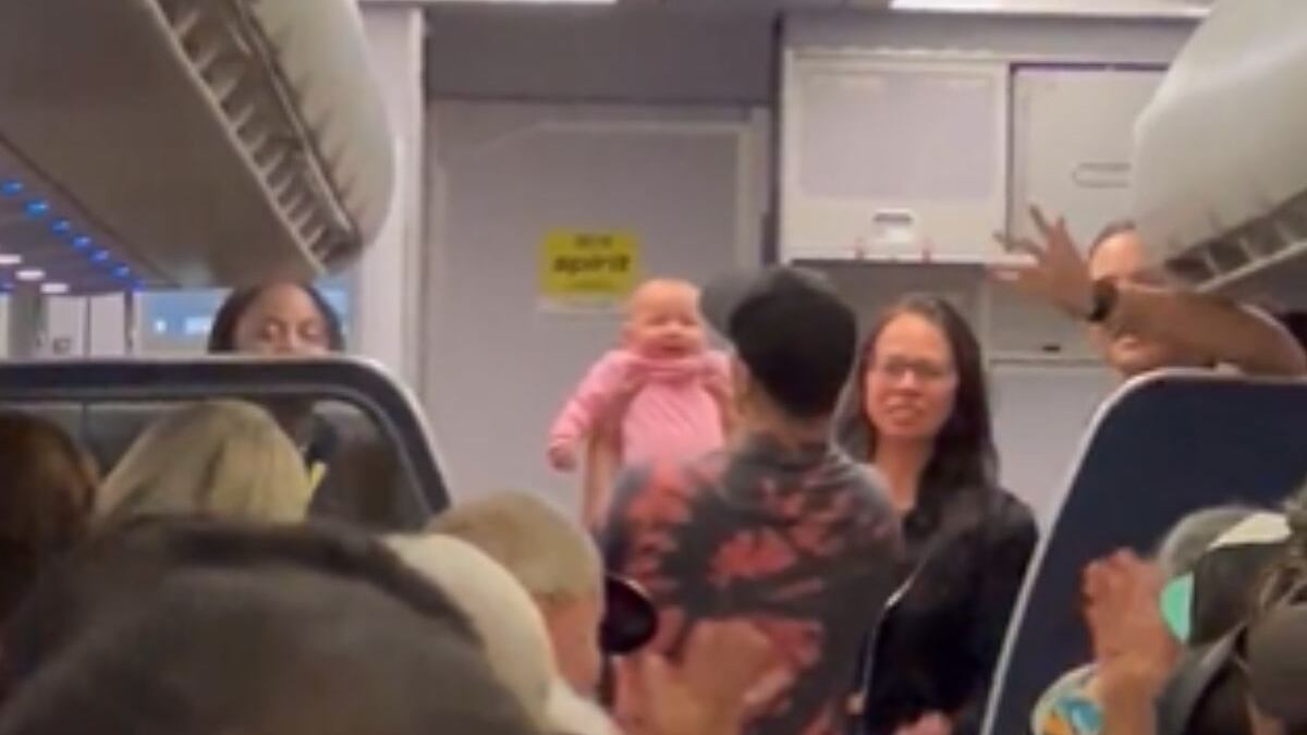 Bebê é salva por enfermeira em voo nos EUA