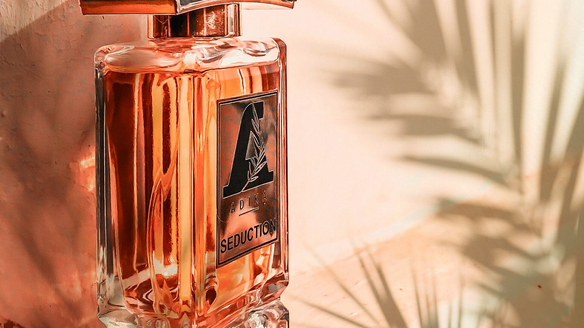 Frasco de perfume rosé