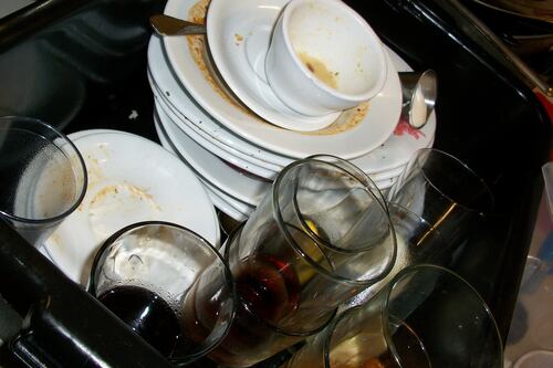 Mulher afirma se incomodar com os ‘estranhos hábitos de limpeza’ do marido