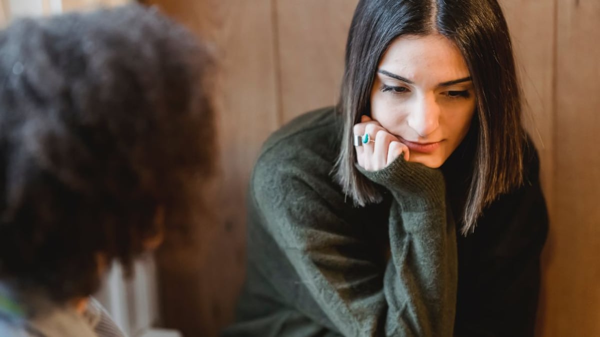 Es importante dejarte sentir lo que sea que te nazca tras enterarte que a tu crush le gusta tu amiga