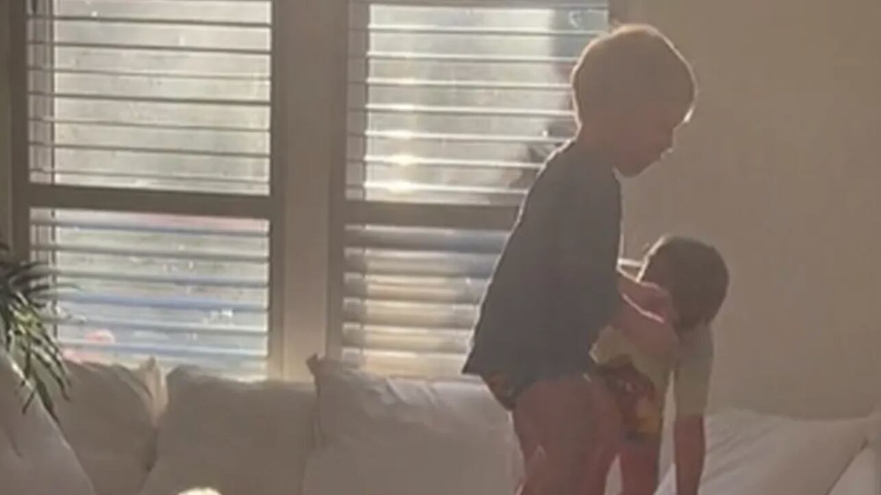 Pai viraliza com rotina de quatro bebês