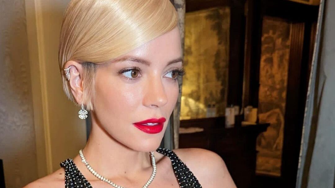 Lily Allen revela que perdeu a virgindade no Brasil: “Acordei e havia policiais por todo o hotel”