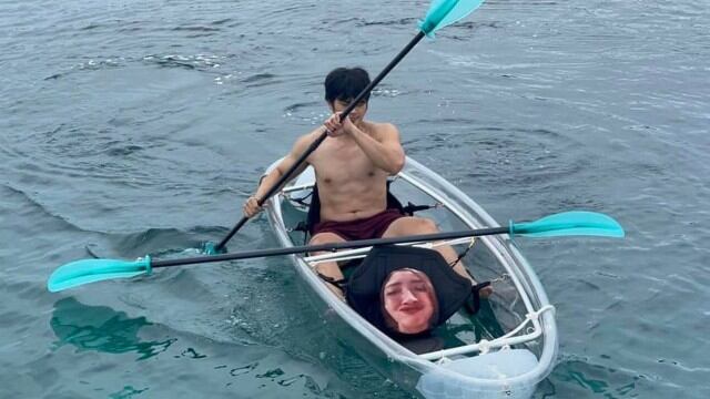 Homem leva almofada com rosto de esposa para viagem