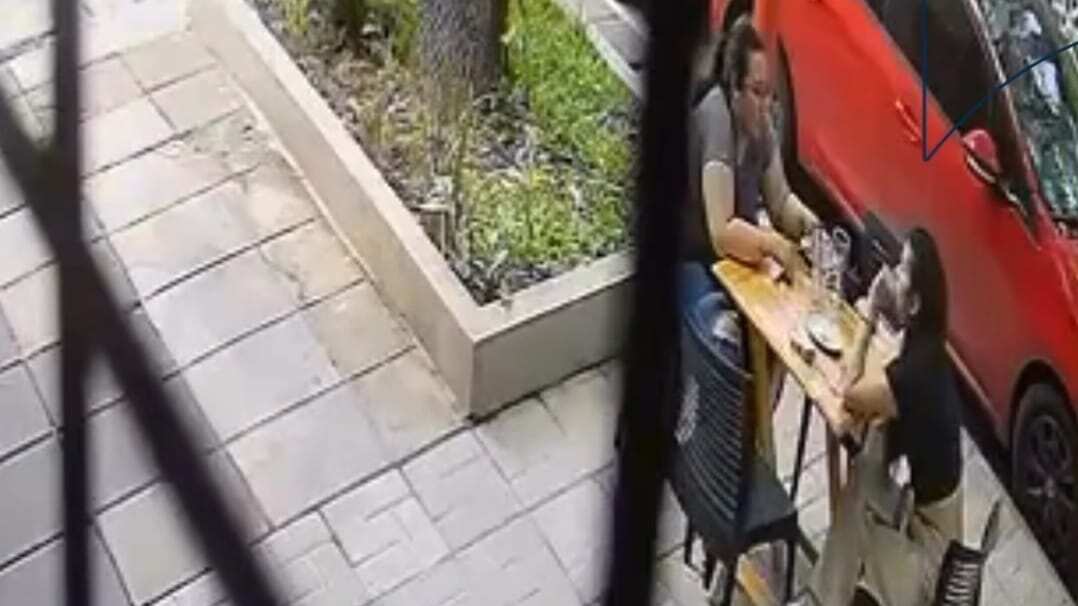 mulher toma ação rápida