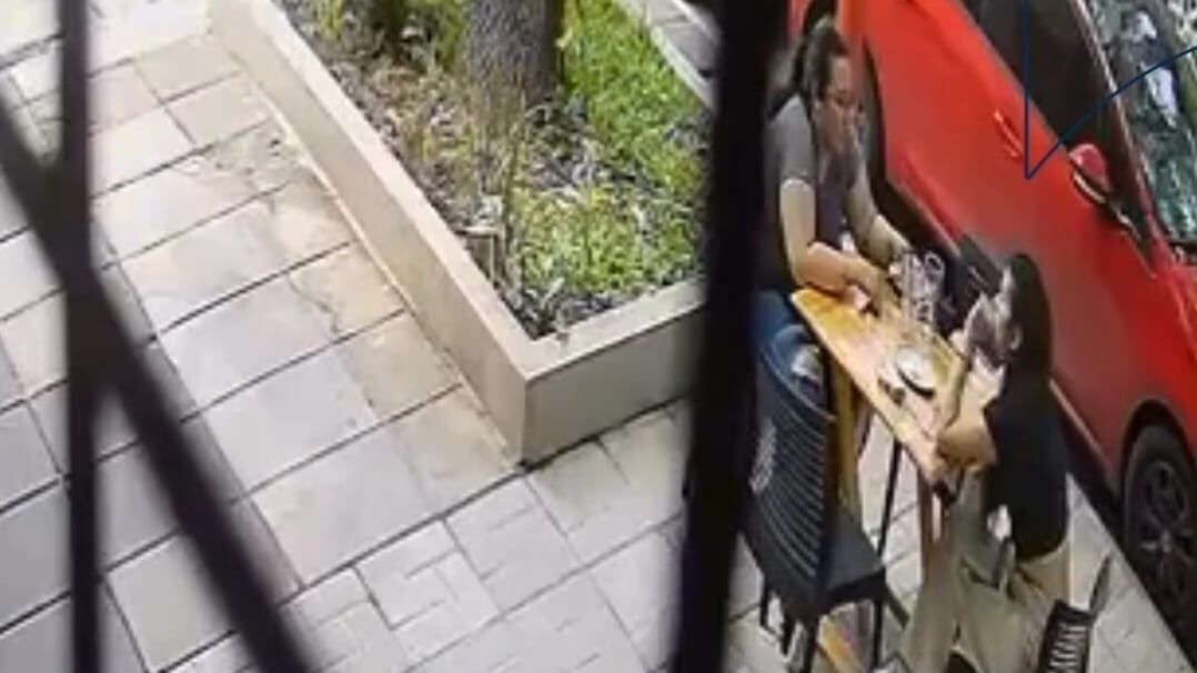 mulher toma ação rápida