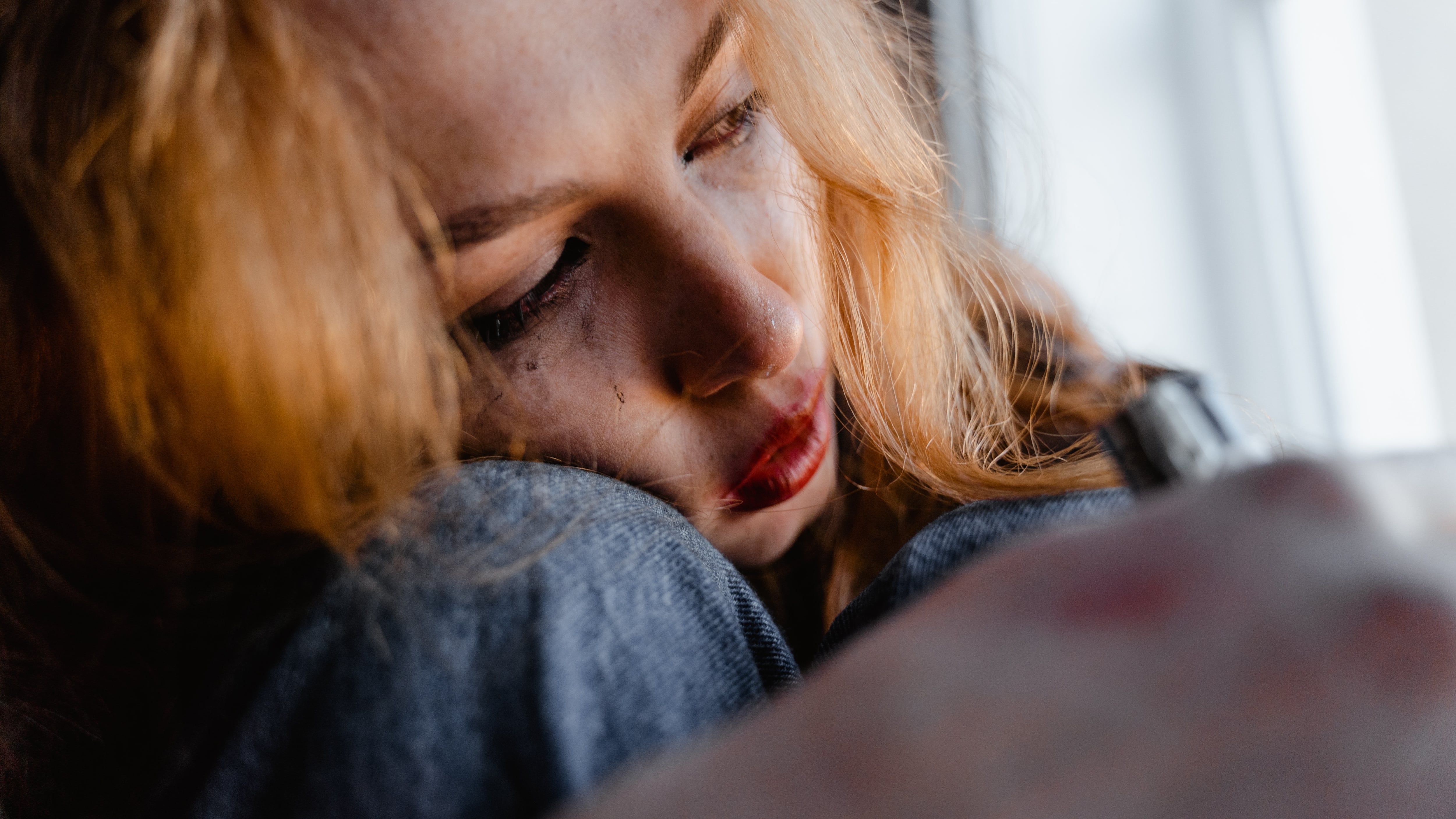 Mulher ruiva triste após término