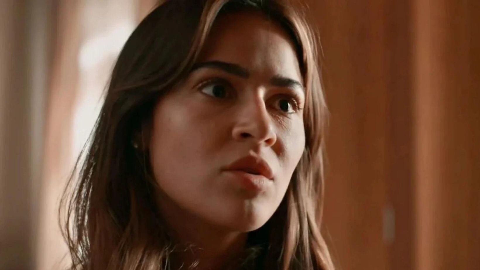 Sandra (Giullia Buscacio) descobre que seu pai matou José Venâncio (Rodrigo Simas) em Renascer