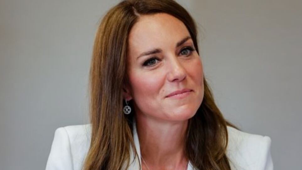 Durante os jogos em Birmingham, junto com o príncipe William e sua filha, a princesa Charlotte, Kate usou um terno branco da grife Alexander McQueen sobre uma blusa branca.