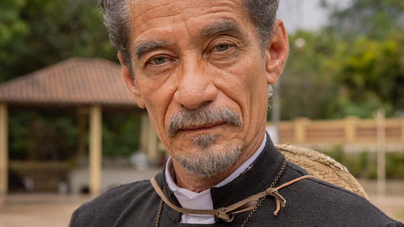 Remake de Renascer: Padre Santo (Chico Diaz) celebra o casamento de Santinha (Duda Santos) e José Inocêncio (Humberto Carrão)