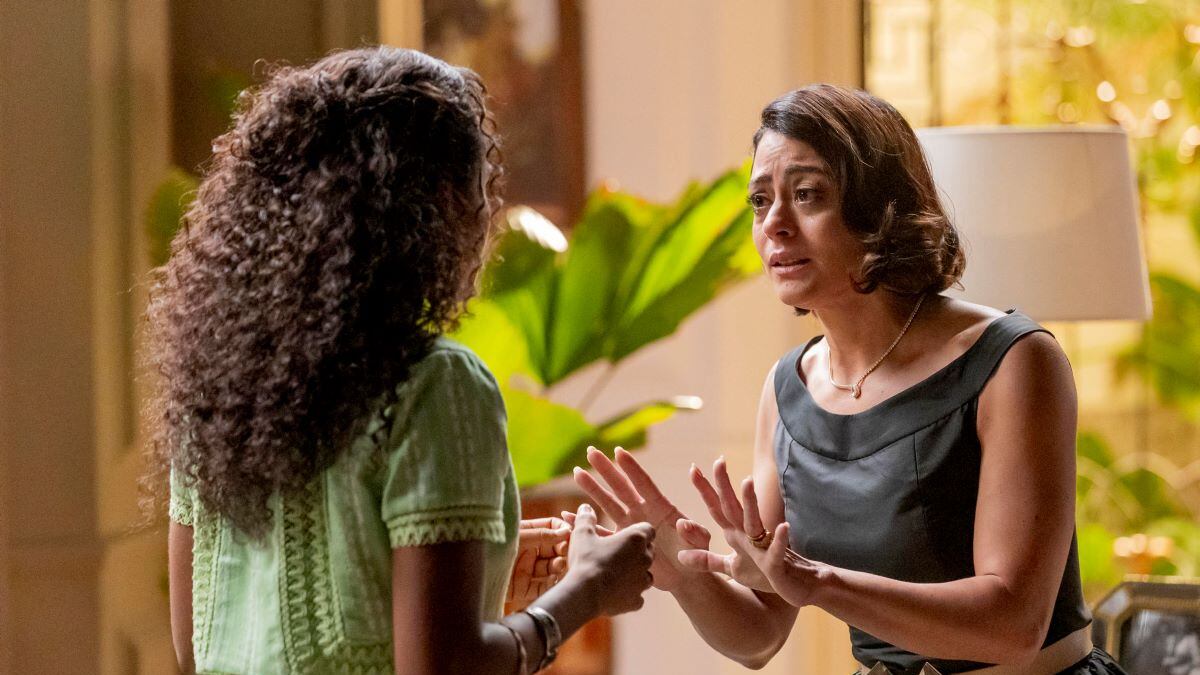 Mãe de Beatriz (Duda Santos), Clarice (Carol Castro) se assusta ao recordar de memória trágica em cena da novela das seis