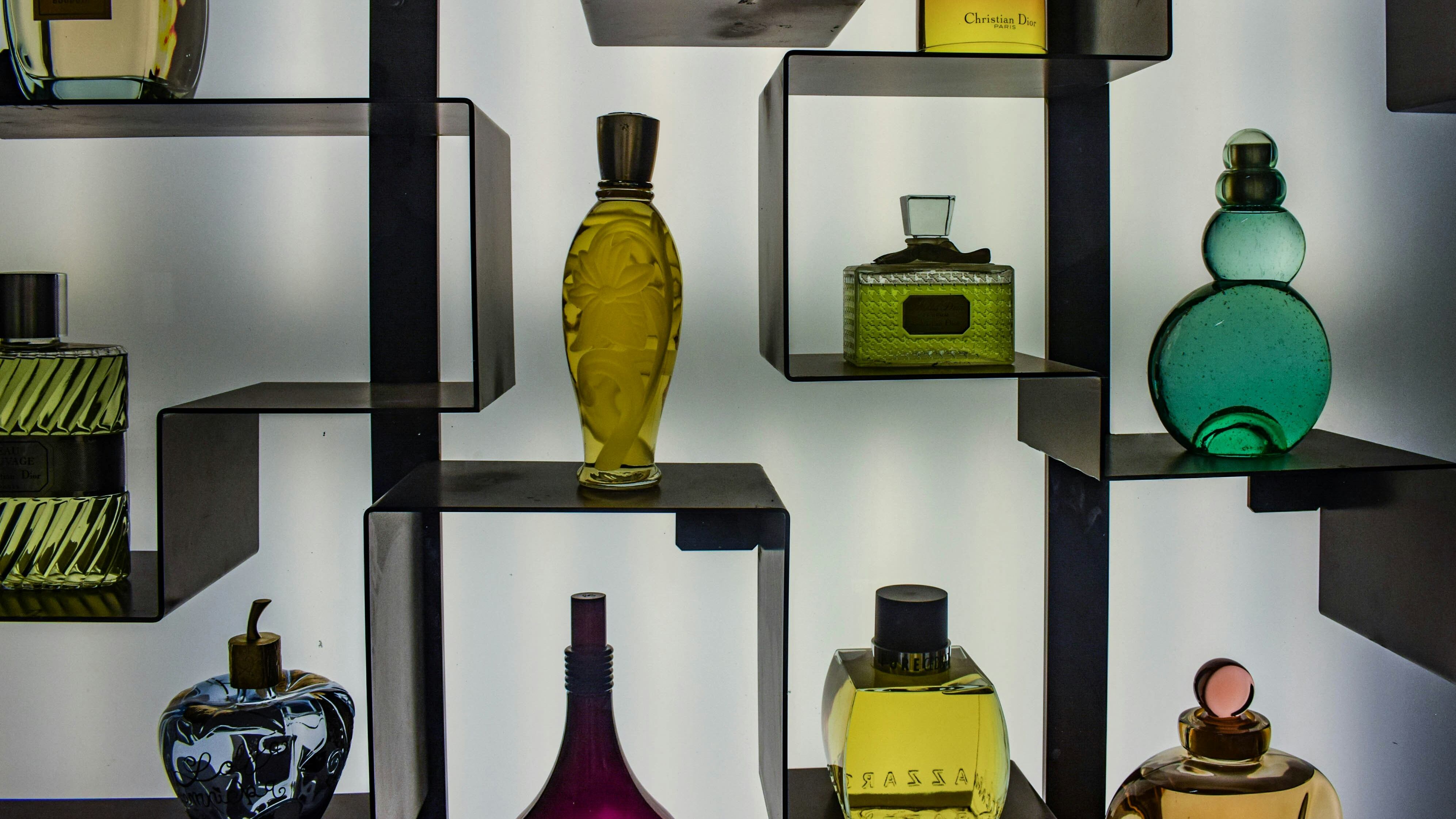 Prateleiras com frascos de perfumes