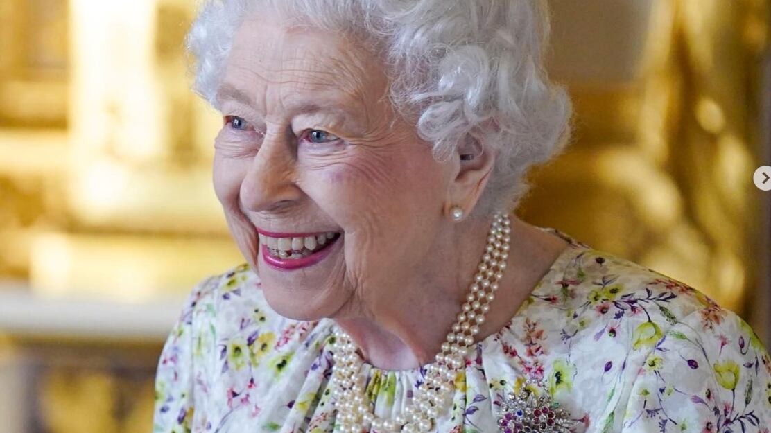 No início de junho deste ano, a rainha Elizabeth II comemorou os 70 anos de seu reinado com um feriado prolongado no Reino Unido e programação de eventos públicos.