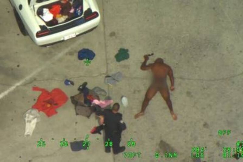 Homem nu é preso em posto de gasolina nos EUA