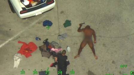 Homem nu é preso em posto de gasolina nos EUA