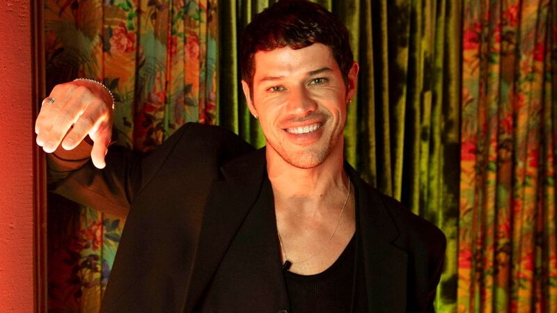 Marcelo Gouveia, personagem de José Loreto na novela No Rancho Fundo, rouba pedra preciosa de Zefa Leonel (Andrea Beltrão)