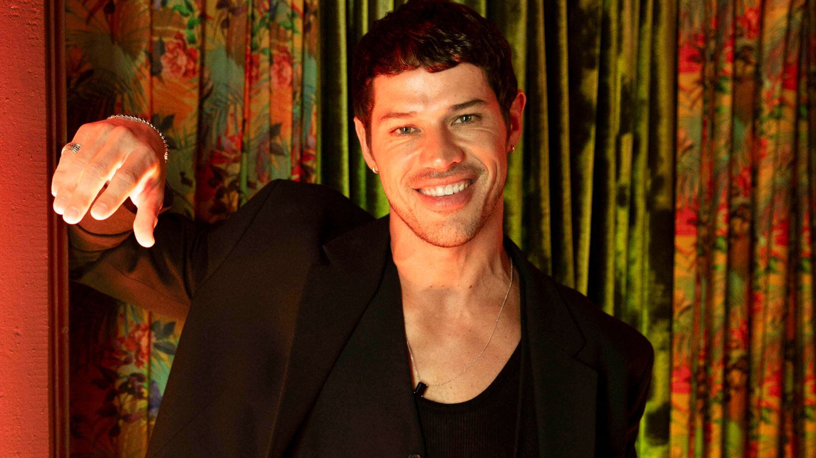 Marcelo Gouveia, personagem de José Loreto na novela No Rancho Fundo, rouba pedra preciosa de Zefa Leonel (Andrea Beltrão)