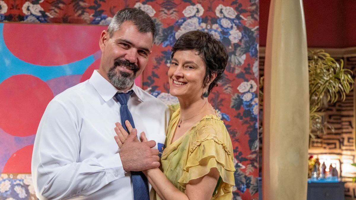 Na novela 'Volta por Cima, casado com Tereza (Claudia Missura), Jayme (Juliano Cazarré) coloca Osmar (Milhem Cortaz) contra a parede, achando que ele foi o ladrão do bilhete premiado