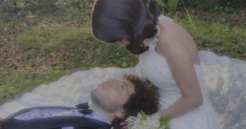 Poco a poco, los invitados fueron compartiendo los looks que usaron para la boda de Selena Gomez.