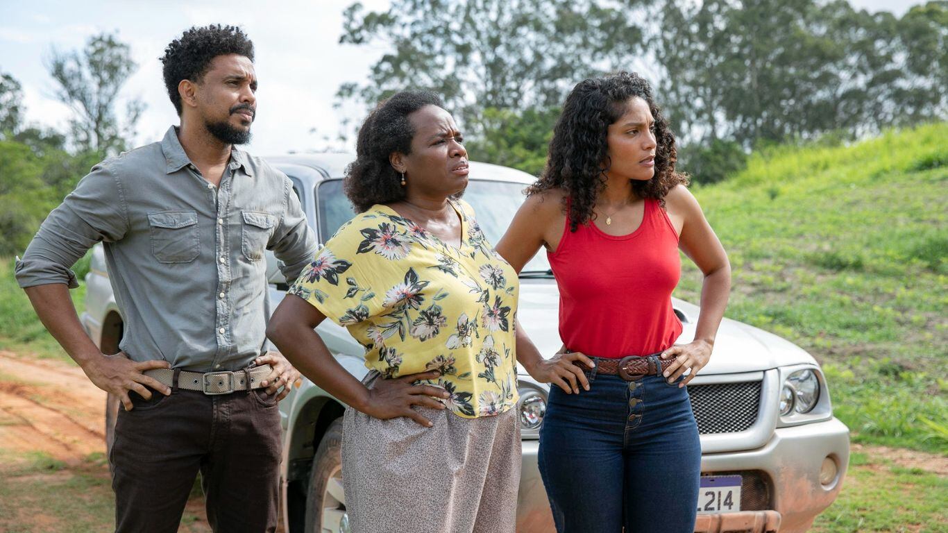 Terra e Paixão: Aline (Barbara Reis) chega animada nas terras com Jussara (Tatiana Tiburcio) e Lúcio (Renan Mota)