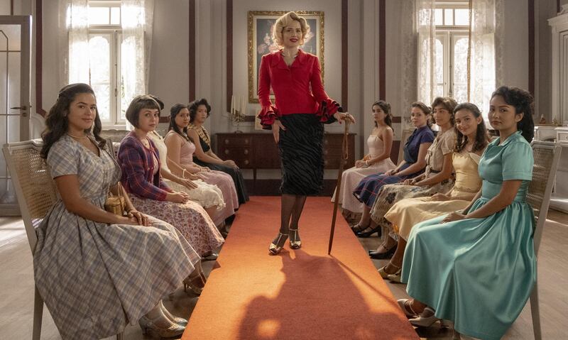 Em Garota do Momento, Zélia (Leticia Colin) manda Basílio (Cauê Campos) colocar microfones e um gravador na sala de Juliano (Fabio Assunção) e descobre suborno em licitações da Perfumaria Carioca