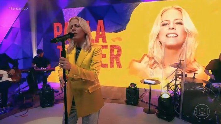 Além da entrevista, Paula Toller cantou no palco do Fantástico