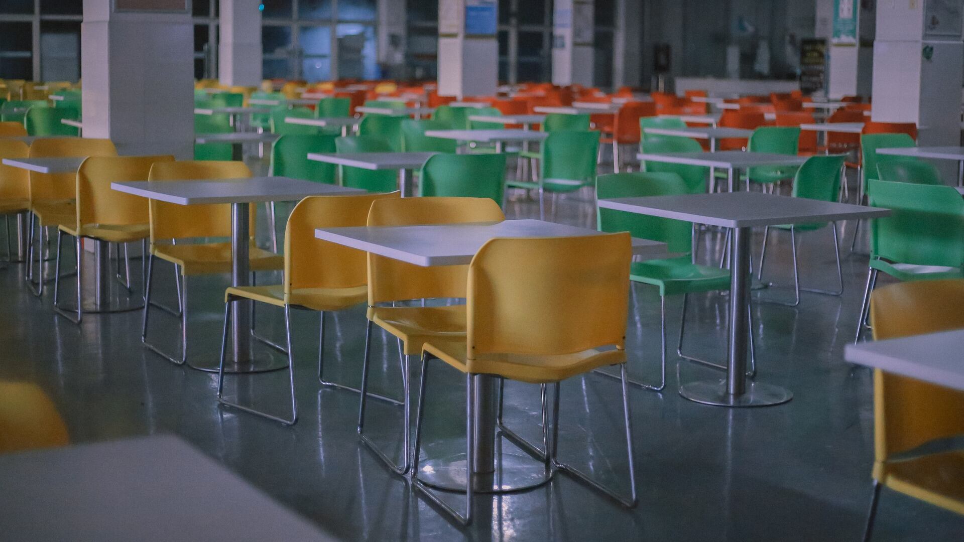 O funcionário da cantina teria forçado a menina a comer o lanche retirado do lixo.