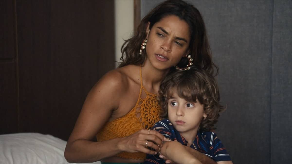 Em "Travessia", Brisa (Lucy Alves) é humilhada pelo filho