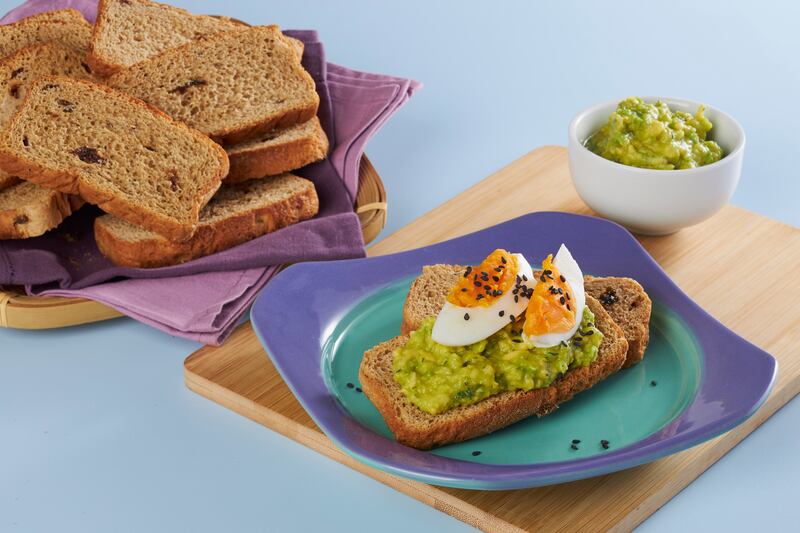 Tostada con huevo, aguacate y salsa de queso
