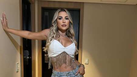 Atendente alega que foi influenciada pela famosa e quer ser indenizada