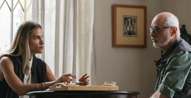 Em "Travessia", Sara (Isabelle Nassar) conta alguns segredos para Dante (Marcos Caruso)