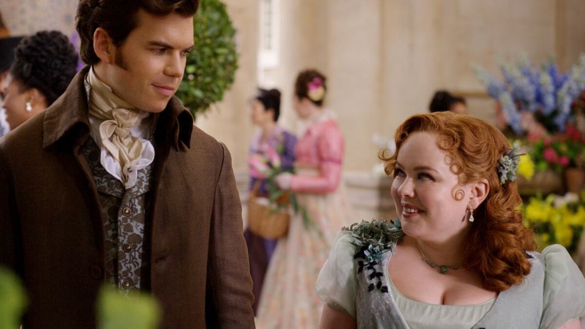Luke Newton como Colin Bridgerton y Nicola Coughlan como Penelope Featherington en la tercera temporada de 'Bridgerton'