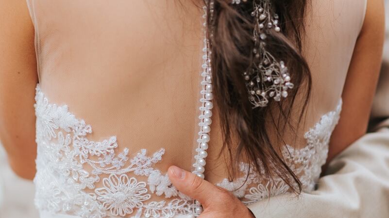 Família do noivo prega peça em noiva no dia do casamento