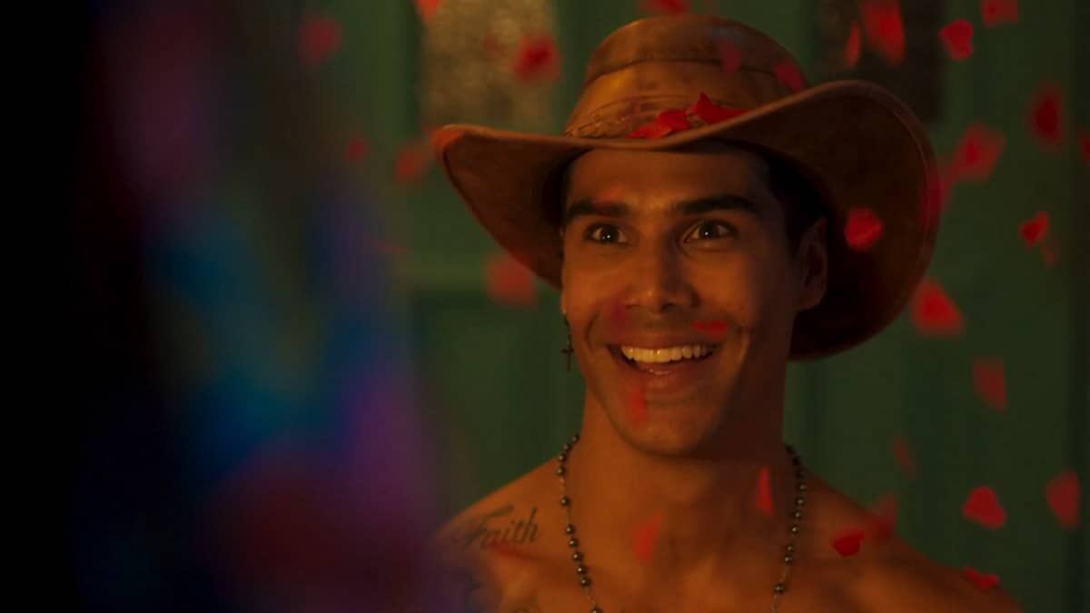 Fuzuê: Jefinho aparece só de cueca em cena da novela das sete