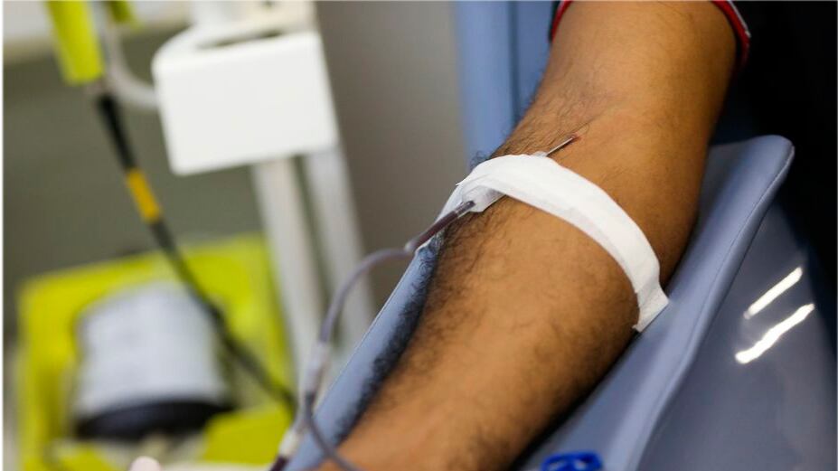 Homem doa sangue