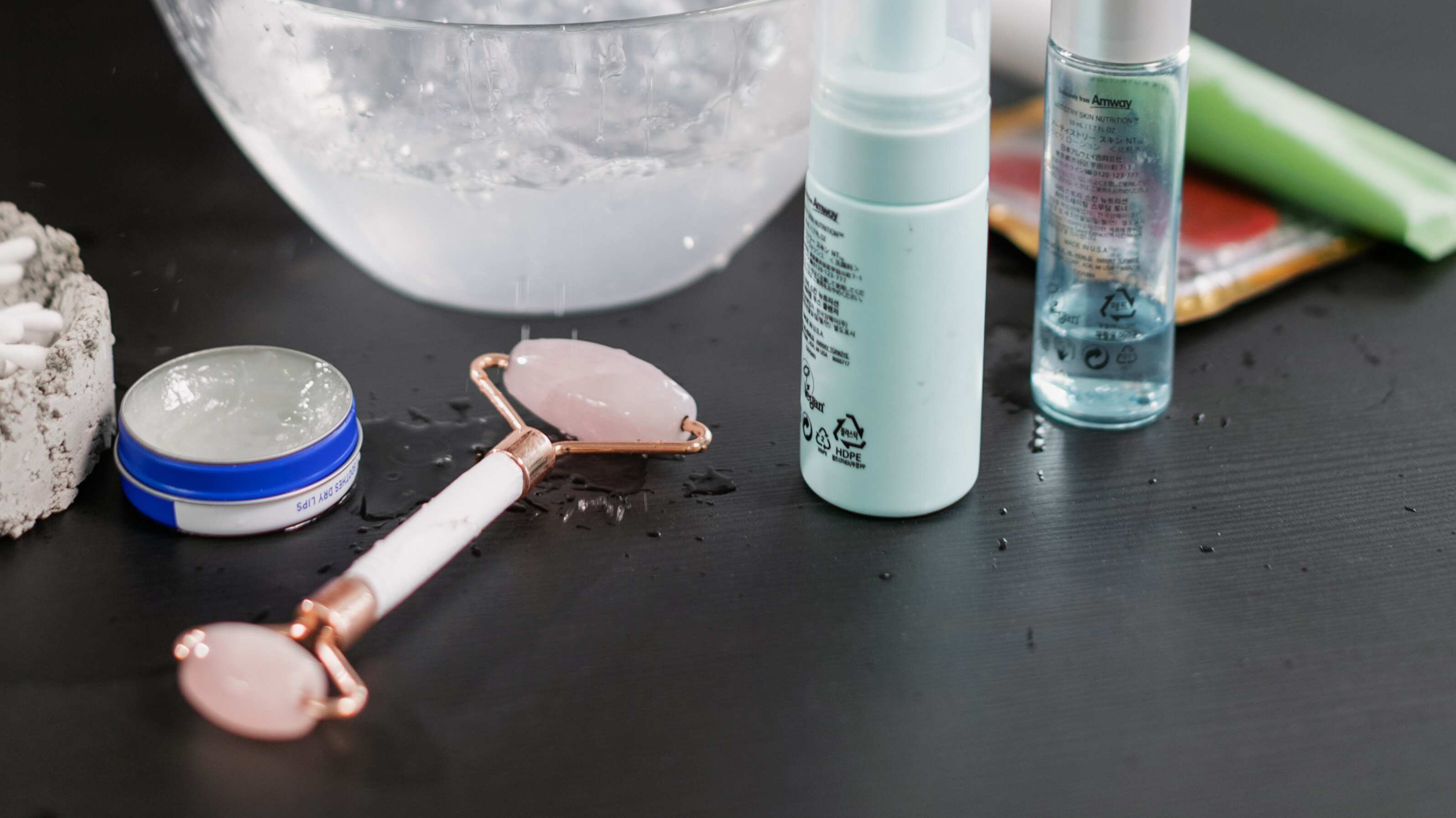 Mulher lavando rosto