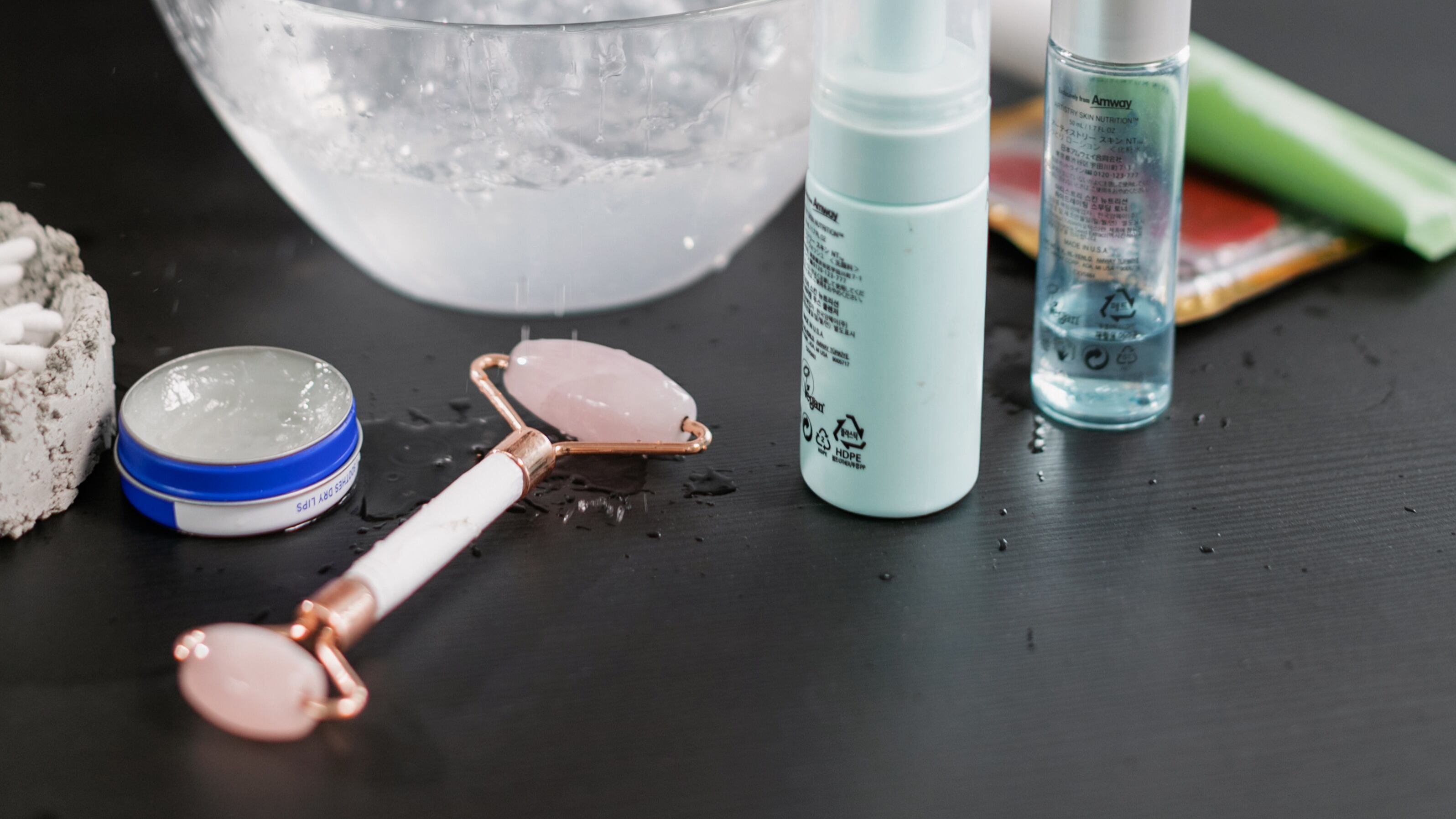 Mulher lavando rosto