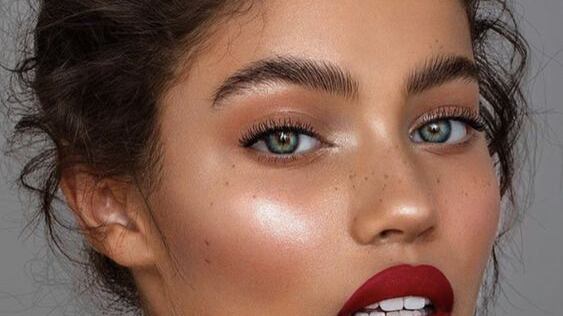 O delineado oval é o novo hack de beleza do TikTok para conquistar um lifting instantâneo