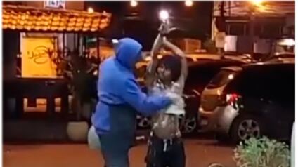 Frentista de posto de Padre Miguel, no Rio de Janeiro, dá banho em morador de rua