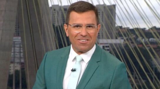 Rodrigo Bocardi de terno verde