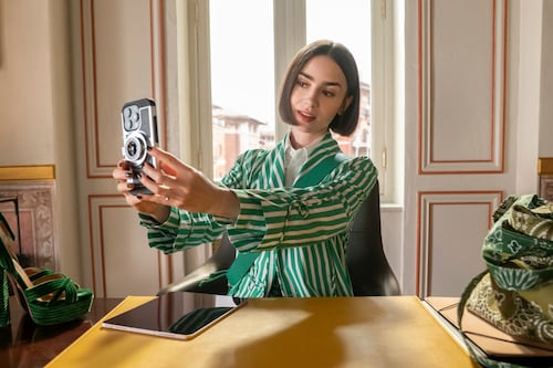 ‘Emily em Paris’ revela imagens da nova temporada, mas irrita fãs com decisão “inaceitável”