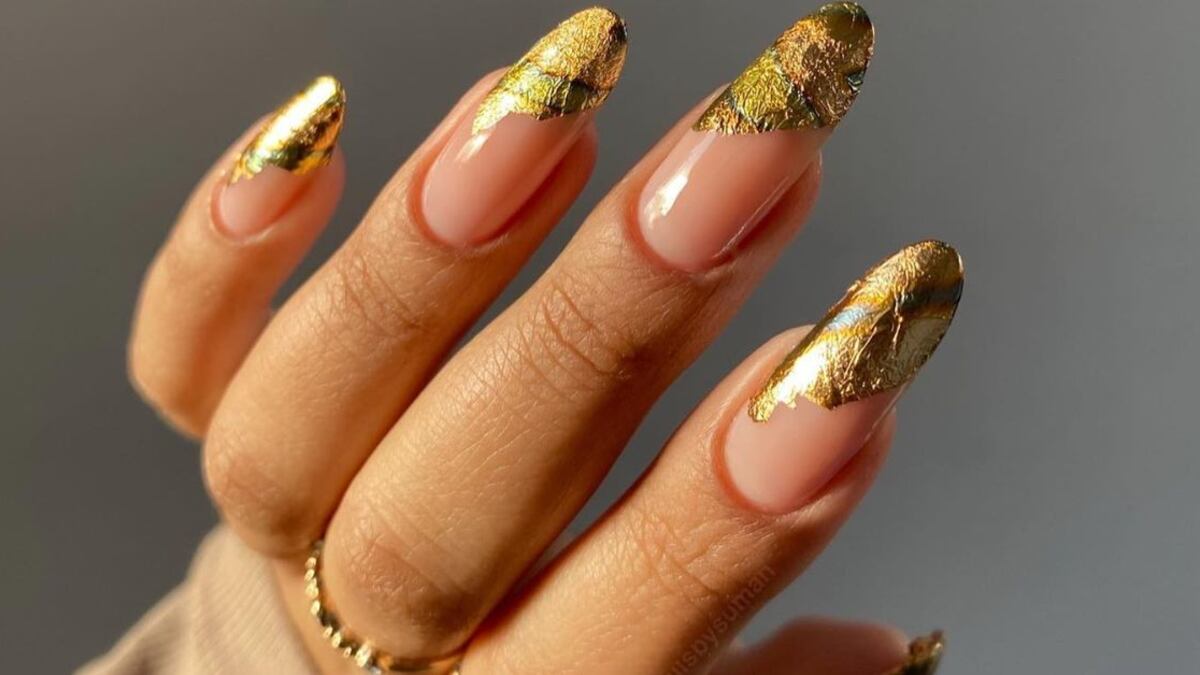 La manicura con hoja de oro es una elección infalible para triunfar en estilo durante la temporada decembrina