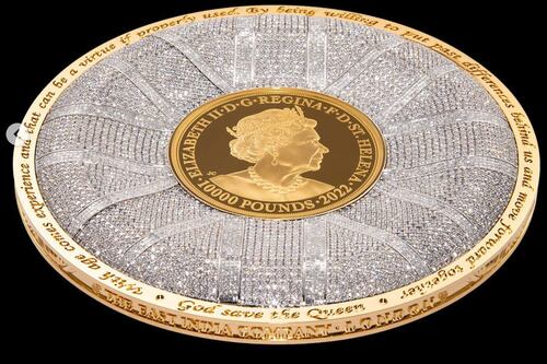 Raríssima moeda de R$ 131,7 milhões com 4kg de ouro e 6.426 diamantes é revelada em homenagem à Rainha