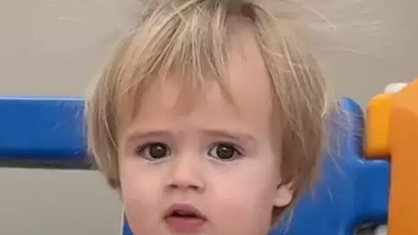 Criança se destaca no parquinho e ganha apelido na internet