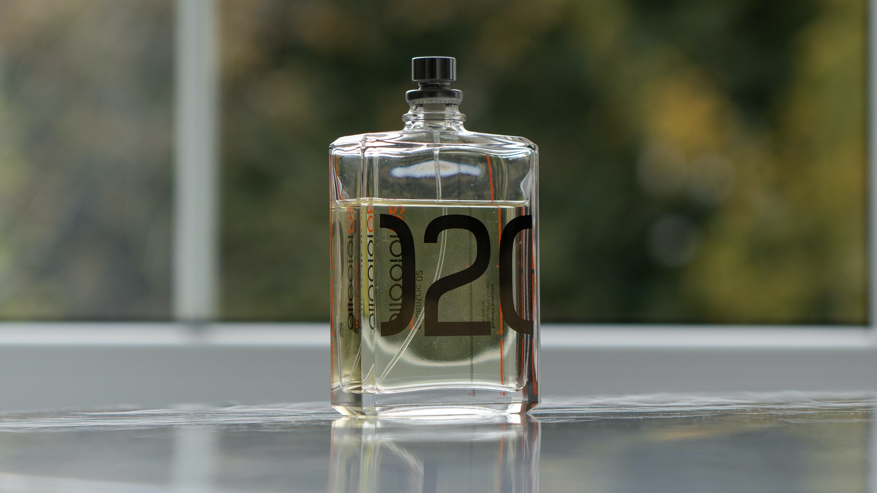 Frasco de perfume transparente