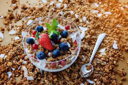 6 benefícios de comer granola no café da manhã